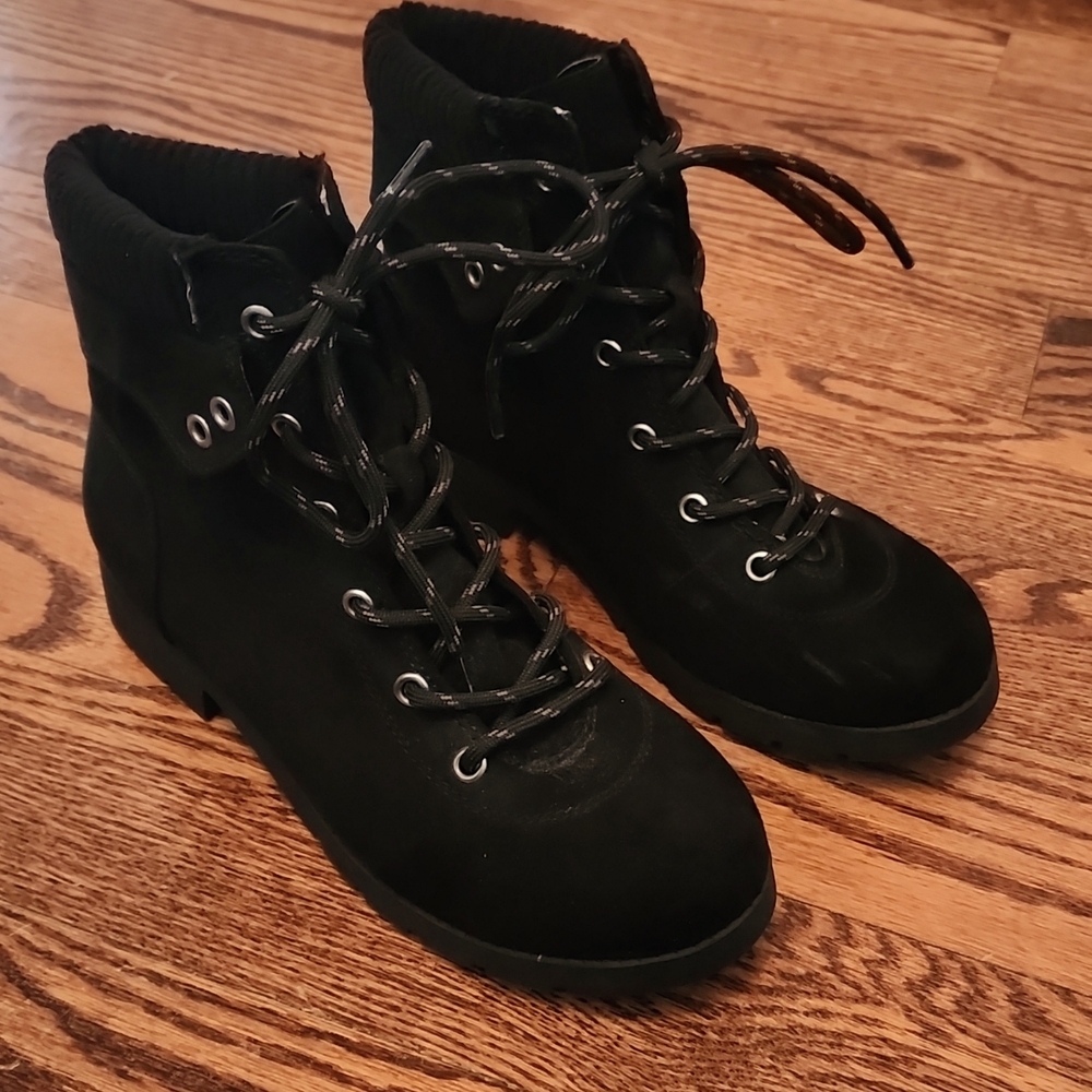 New St. John bay lace up boots size 7 never worn outside. New